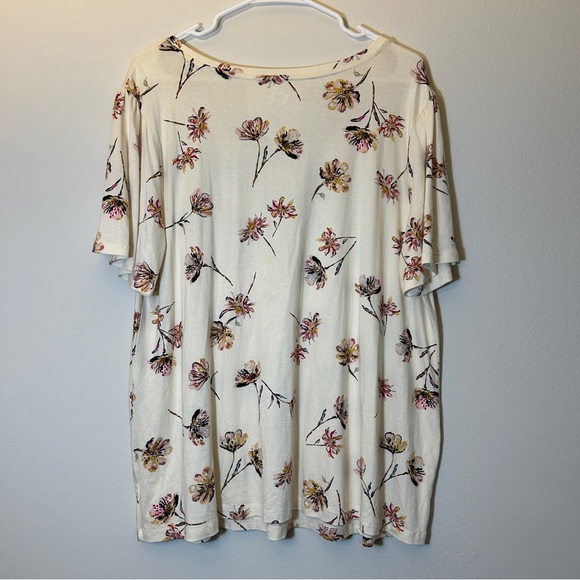 NWT Maurices 24/7 floral v-neck flutter sleeve tee Size 1 - Picture 6 of 6